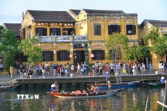 Phố cổ Hội An thu hút đông đảo khách du lịch đến tham quan. (Ảnh: Hải Âu/TTXVN)