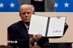 Tân Tổng thống Mỹ Donald Trump ký sắc lệnh sau lễ nhậm chức tại Washington, DC ngày 20/1/2025. (Ảnh: Getty Images/TTXVN)