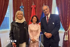 Đại sứ Ngô Minh Nguyệt và đại diện Viện Văn hóa Argentina-Việt Nam. (Ảnh: Diệu Hương/TTXVN)