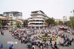 Người dân tụ tập chụp ảnh trước thời điểm phá dỡ tòa nhà "Hàm cá mập". (Ảnh: Khánh Hòa/TTXVN)