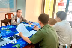 Phòng An ninh mạng và phòng chống tội phạm sử dụng công nghệ cao, Công an tỉnh Bạc Liêu làm việc với chủ tài khoản TikTok Võ Minh Trung. (Ảnh: Trọng Nguyễn/TTXVN phát)