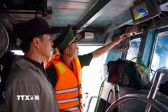 Bộ đội Biên phòng tỉnh Đồng Tháp kiểm tra hoạt động của hệ thống giám sát hành trình tàu cá. (Ảnh: Công Trí/TTXVN)