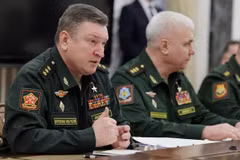 Tư lệnh quân đội Nga phụ trách quân khu trung tâm Alexander Lapin tham dự cuộc họp của Tổng thống Nga Vladimir Putin với các tư lệnh quân khu tại Moskva, ngày 15/5/2024. (Ảnh: Sputnik)