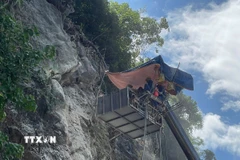 Các đơn vị đường bộ và Công ty xây dựng tiến hành khởi công dự án khắc phục các vị trí tiềm ẩn nguy cơ đá rơi. (Ảnh: Vũ Hà/TTXVN)