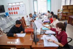 Chính quyền địa phương ứng dụng công nghệ trong giải quyết thủ tục hành chính nhằm nâng cao hiệu quả phục vụ người dân, hướng tới xây dựng chính quyền số và nền hành chính hiện đại tại Tây Ninh. (Ảnh: Giang Phương/TTXVN)