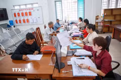 Chính quyền địa phương ứng dụng công nghệ trong giải quyết thủ tục hành chính. (Ảnh: Giang Phương/TTXVN)