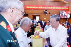 Tổng Bí thư Tô Lâm tặng quà cho đại diện gia đình chính sách, người có công. (Ảnh: Thống Nhất/TTXVN)