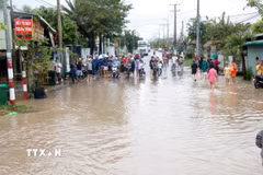 Nhiều tuyến đường trung tâm xã Hàm Thuận bị ngập sâu, các phương tiện không thể lưu thông. (Ảnh: Nguyễn Thanh/TTXVN)