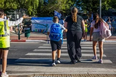 Các em học sinh đến trường tại thị trấn Mevaseret Zion của Israel, ngày 1/9. (Ảnh: The Jerusalem Post)
