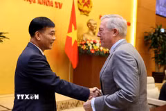 Phó Chủ tịch Quốc hội Vũ Hồng Thanh với Chủ tịch kiêm Tổng Giám đốc USABC Ted Osius. (Ảnh: An Đăng/TTXVN)