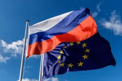 Cờ của Nga và EU. (Ảnh: moderndiplomacy)