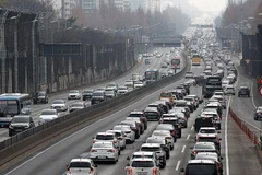 Giao thông ùn tắc nghiêm trọng trên đường cao tốc Gyeongbu, nối liền Seoul với thành phố Busan ở phía Đông Nam, khi nhiều người trở về nhà ăn Tết Nguyên đán, ngày 11/2/2024. (Nguồn: Yonhap)