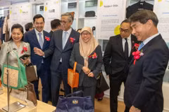 Đại sứ các nước tham quan các gian triển lãm tại lễ khai mạc Triển lãm Toàn cảnh ASEAN 2026 ngày 7/5. (Ảnh: Trung tâm Hàn Quốc-ASEAN)