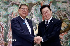 Tổng thống Hàn Quốc Lee Jae Myung (phải) và Thủ tướng Nhật Bản Shigeru Ishiba tại cuộc hội đàm ở Busan, ngày 30/9/2025. (Ảnh: Yonhap/TTXVN)