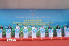 Các đại biểu thực hiện nghi thức nhấn nút khởi công Dự án xây dựng mở rộng đoạn Yên Bái - Lào Cai thuộc tuyến cao tốc Nội Bài - Lào Cai. (Ảnh: Tuấn Khôi/TTXVN)