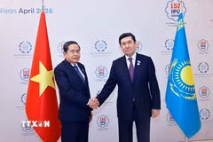 Chủ tịch Quốc hội Trần Thanh Mẫn hội kiến Chủ tịch Hạ viện Kazakhstan Yerlan Koshanov. (Ảnh: Doãn Tấn/TTXVN)