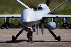 Một chiếc máy bay không người lái MQ-9 Reaper của Không quân Mỹ đang được một thành viên đội ngũ mặt đất kiểm tra tại sân bay Rafael Hernandez ở Aguadilla, Puerto Rico, ngày 17/11. (Ảnh: Reuters/Yonhap)