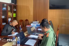 Đối tượng N.Đ.T làm việc với cơ quan công an vì đăng tải thông tin sai sự thật về bầu cử trên không gian mạng. (Ảnh: TTXVN phát)