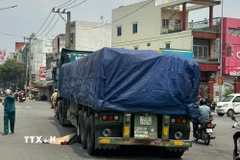 Hiện trường vụ xe ô tô đầu kéo 50E-329.62 kéo Rơmoóc 51R-228.76 lưu thông trên ĐT80 hướng Quốc Lộ 1A đi xã Lương Hòa xảy ra tai nạn. (Ảnh: TTXVN phát)