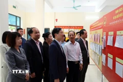 Phó Bí thư Tỉnh ủy, Chủ tịch Ủy ban MTTQ tỉnh Quảng Ninh Vũ Quyết Tiến (hàng đầu bên trái) cùng lãnh đạo tỉnh Quảng Ninh kiểm tra công tác chuẩn bị bầu cử tại khu vực bỏ phiếu số 13, khu phố Bãi Cháy 9B, phường Bãi Cháy. (Ảnh: Đức Hiếu/TTXVN)