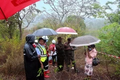 Các quan chức Kenya tại hiện trường vụ tai nạn máy bay gần Diani (Nguồn: AP)