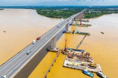 Thi công cầu Long Thành mới thuộc dự án mở rộng đoạn cao tốc Thành phố Hồ Chí Minh - Long Thành. (Ảnh: Công Phong/TTXVN)