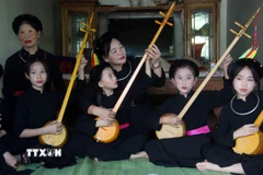 Các thành viên nhỏ tuổi của Câu lạc bộ Hát Then - đàn Tính cội nguồn của Tuyên Quang. (Ảnh: Quang Cường/TTXVN)