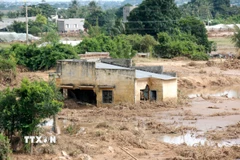 Nhiều nhà dân bị ngập sâu trong bùn đất do vỡ hồ chứa trên núi Tân Lai (xã Tuy Phong, Lâm Đồng). (Ảnh: Nguyễn Thanh/TTXVN)