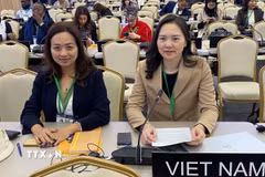 Đại sứ Nguyễn Thị Vân Anh, Trưởng Phái đoàn thường trực Việt Nam bên cạnh UNESCO (bên phải) tham dự Kỳ họp lần thứ 43 Đại hội đồng UNESCO. (Ảnh: TTXVN phát)