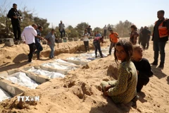 An táng những thi thể người Palestine được phía Israel trao trả tại Deir al-Balah, Gaza ngày 22/10/2025. (Ảnh: THX/TTXVN)