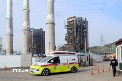 Xe cứu thương chở nạn nhân đi cấp cứu sau vụ sập tháp nhà máy nhiệt điện ở thành phố Ulsan, Hàn Quốc ngày 7/11/2025. (Ảnh: Yonhap/TTXVN)
