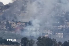 Khói bốc lên sau các vụ không kích của Israel xuống miền Nam Liban hồi tháng 4/2025. (Ảnh: IRNA/TTXVN)