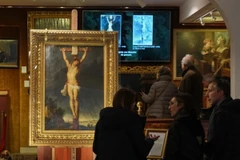 Bức tranh mô tả cảnh Chúa Jesus bị đóng đinh trên thập giá của bậc thầy Baroque Peter Paul Rubens, bị thất lạc trong hơn 4 thế kỷ, đang được trưng bày tại nhà đấu giá Osenat ở Versailles, phía Tây Paris. (Ảnh: AP)