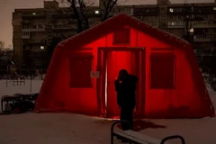Ukraine đã dựng lên những chiếc lều đặc biệt để người dân có thể trú ẩn trong trường hợp mất điện giữa mùa Đông. (Ảnh: AP)