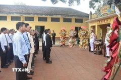 Các đại biểu dâng hương tại Khu di tích Nhà đày Buôn Ma Thuột. (Ảnh: Nguyên Dung/TTXVN)