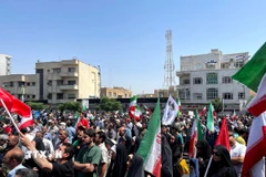 Người dân tham gia tuần hành phản đối các cuộc tấn công của Israel, tại Tehran, Iran, ngày 20/6/2025. (Ảnh: THX/TTXVN)