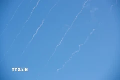 Vệt khói từ tên lửa bị đánh chặn trên bầu trời Jerusalem sau loạt vụ phóng trả đũa từ phía Iran xuống lãnh thổ Israel, ngày 22/6/2025. (Ảnh: THX/TTXVN)