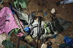 Vũ khí và đạn dược bị thu giữ trong một chiến dịch phối hợp giữa Cảnh sát Israel và cơ quan an ninh Shin Bet của Lực lượng Phòng vệ Israel (IDF). (Nguồn: i24news)