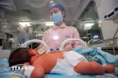 Chăm sóc trẻ sơ sinh tại bệnh viện ở tỉnh Chiết Giang, Trung Quốc. (Ảnh: AFP/TTXVN)
