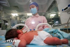 Chăm sóc trẻ sơ sinh tại bệnh viện ở tỉnh Chiết Giang, Trung Quốc. (Ảnh: AFP/TTXVN)