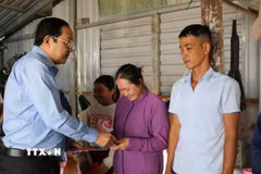 Phó Chủ tịch UBND tỉnh Long An Nguyễn Minh Lâm tặng quà công nhân tại công trường. (Ảnh: Thanh Bình/TTXVN)