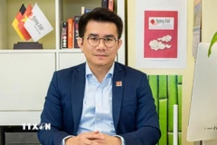 Ông Phạm Khánh Nam, Tổng Biên tập Tạp chí Hương Việt tại CHLB Đức trả lời phóng viên TTXVN. (Ảnh: Phương Hoa/TTXVN)