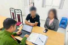 Công an làm việc với những người liên quan đến vụ việc. (Ảnh: Công an TP Hà Nội)