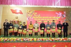 Đồng chí Trần Đức Thắng, Ủy viên Bộ Chính trị, Bộ trưởng Bộ Nông nghiệp và Môi trường cùng lãnh đạo tỉnh Sơn La tặng quà các gia đình chính sách, hộ nghèo trên địa bàn Chiềng Sơn (tỉnh Sơn La). (Ảnh: TTXVN phát)