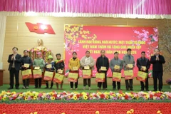 Đồng chí Trần Đức Thắng, Ủy viên Bộ Chính trị, Bộ trưởng Bộ Nông nghiệp và Môi trường cùng lãnh đạo tỉnh Sơn La tặng quà các gia đình chính sách, hộ nghèo trên địa bàn Chiềng Sơn (tỉnh Sơn La). (Ảnh: TTXVN phát)