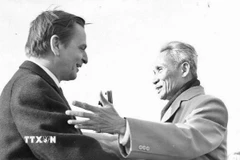 Thủ tướng Thụy Điển Olof Palme nồng nhiệt đón Thủ tướng Phạm Văn Đồng trong chuyến thăm Thụy Điển năm 1974. (Ảnh: TTXVN)