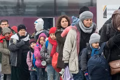Người tị nạn xếp hàng tại ga xe lửa Passau, Đức. (Ảnh: Associated Press)