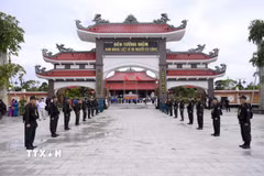 Đền tưởng niệm Anh hùng liệt sỹ và Người có công tỉnh An Giang (phường Rạch Giá). (Ảnh: Lê Huy Hải/TTXVN)