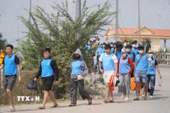 Công dân Việt Nam được lực lượng chức năng Campuchia trao trả tại Cửa khẩu Quốc tế Dinh Bà (tỉnh Đồng Tháp). (Ảnh: Nhựt An/TTXVN)