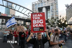 Người dân tham gia biểu tình ở Tel Aviv, Israel, ngày 28/5/2025, yêu cầu giải pháp toàn diện cho vấn đề con tin và ngừng bắn tại Gaza. (Ảnh: THX/TTXVN)